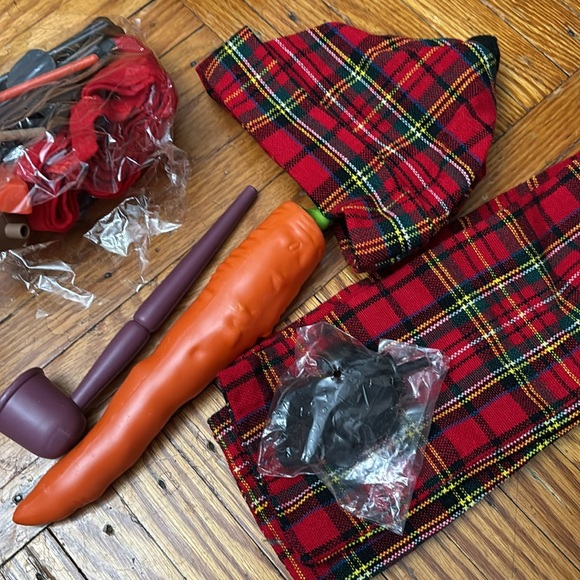 A set of snow-person accessories in a container - Picture 6 of 6